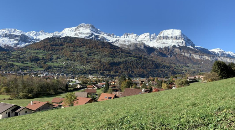 Découvrez ce chalet en bois baigné de lumière, avec sous-sol aménageable, signé Artis. Vue panoramique exceptionnelle 145m² - 739500€ - 1